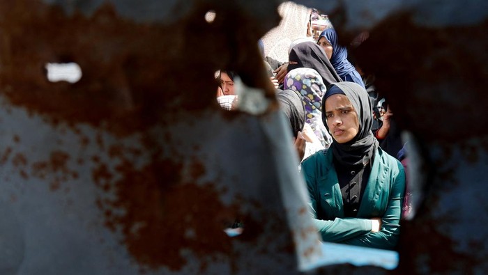 A Palestinian child reacts as he and others gather to receive bread from a bakery, in Khan Younis, in the southern Gaza Strip, March 9, 2025. REUTERS/Hatem Khaled
