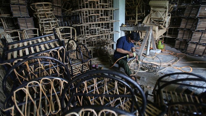 Produksi Keranjang Parsel di Aceh Pelaku usaha menata sejumlah keranjang parsel dari bahan rotan di UMKM Rotan Mano Aceh Lestari, di Banda Aceh, Aceh, Senin (10/3/2025). Menurut pelaku UMKM kerajinan rotan di daerah itu, produksi keranjang parsel untuk kebutuhan Lebaran tahun ini meningkat menjadi 5.000 keranjang, naik dibanding tahun lalu yang sebanyak 4.000 keranjang dan dijual seharga Rp 60.000-Rp150.000 per keranjang sesuai jenis dan ukurannya. ANTARA FOTO/Ampelsa/tom.