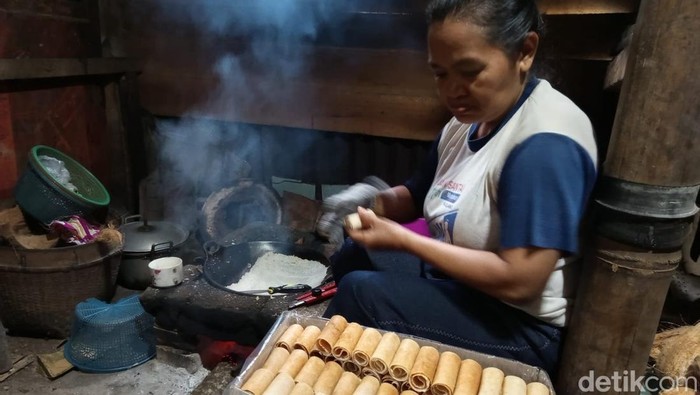 Proses pembuatan kue kereng di Dusun Kerten, Desa Krincing, Kecamatan Secang, Kabupaten Magelang, Senin (10/3/2025).
