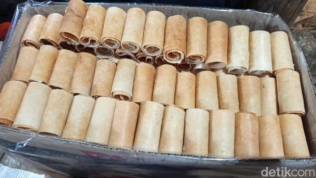Proses pembuatan kue kereng di Dusun Kerten, Desa Krincing, Kecamatan Secang, Kabupaten Magelang, Senin (10/3/2025).