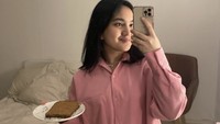 Roti memang jadi andalan Rachel Amanda untuk santapan praktis mengenyangkan. Ia kerap menyantapnya saat buru-buru ingin kuliah pagi. Foto: Instagram auroramanda95