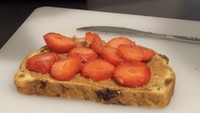 Sesekali Rachel Amanda juga menunjukkan momen masak. Kali ini ia membuat sandwich simpel beroles peanut butter dan topping stroberi. Foto: Instagram auroramanda95