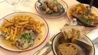 Menemani ayahnya liburan ke Paris, Rachel Amanda juga memasukkan agenda kulineran. Mereka mencicipi steak dan kentang goreng. Foto: Instagram auroramanda95