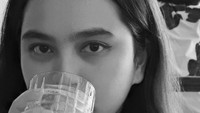 Ke Bandung bersama sang suami, Rachel Amanda mampir ke kafe. Ia terlihat mengabadikan foto hitam putih saat menyeruput minuman. Foto: Instagram auroramanda95