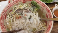Beberapa kali wanita kelahiran 1 Januari 1995 ini memamerkan foto makanan. Kali ini ada pho dengan banyak tauge segar sebagai isiannya. Foto: Instagram auroramanda95