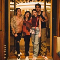 Ratu Sofya dan Cornelio Sunny kembali disorot karena diduga diam-diam sudah menikah. Hubungan Cornelio dan Ratu sendiri sempat jadi kontroversi karena keluarga Ratu diketahui tak merestui hubungan keduanya. Foto: Instagram/@corneliosunny/@ratusfy_