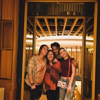 Dugaan Ratu dan Cornelio yang sudah menikah berawal dari status Instagram Ratu yang menyebut dirinya sebagai istri Cornelio Sunny. Baru-baru ini Cornelio juga mengunggah foto kebersamaan keluarganya dengan Ratu. Ia juga menyebut Ratu sebagai istrinya. Foto: Instagram/@corneliosunny/@ratusfy_