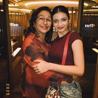 Ratu juga memamerkan kedekatannya dengan ibunda Cornelio. Kenakan  pakaian bernuansa merah, keduanya tampil kompak. Foto: Instagram/@corneliosunny/@ratusfy_