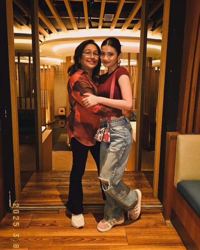 Pernyataan Ratu dan Cornelio yang sama-sama mengisyaratkan seolah keduanya telah menikah pun bikin banyak netizen bertanya-tanya. Sayangnya hingga saat ini Ratu ataupun Cornelio masih belum memberikan klarifikasi terkait hal tersebut. Foto: Instagram/@corneliosunny/@ratusfy_