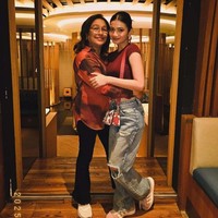 Pernyataan Ratu dan Cornelio yang sama-sama mengisyaratkan seolah keduanya telah menikah pun bikin banyak netizen bertanya-tanya. Sayangnya hingga saat ini Ratu ataupun Cornelio masih belum memberikan klarifikasi terkait hal tersebut. Foto: Instagram/@corneliosunny/@ratusfy_