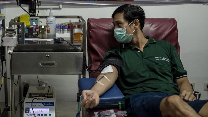 Petugas PMI (kanan) memasangkan jarum suntik saat melakukan transfusi darah pendonor di Unit Donor Darah (UDD) PMI Kota Semarang, Semarang, Jawa Tengah, Senin (10/3/2025). PMI Kota Semarang menargetkan pengumpulan sebanyak 100-200 kantong darah per hari selama Ramadhan 1446 Hijriah dengan tujuan memastikan ketersediaan stok darah tetap terjaga mengingat biasanya jumlah pendonor menurun selama bulan puasa. ANTARA FOTO/Aprillio Akbar/tom.