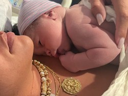 Gaya Glamour Rihanna Saat Melahirkan, Pakai Sunglasses Hingga Kalung Mutiara