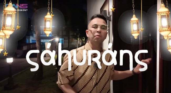 Melalui salah satu video di kanal YouTube pribadinya Raffi Ahmad membagikan momen saat dirinya berkunjung ke rumah vokalis band NOAH, Ariel. Terlihat dari bagian luar rumah Ariel tampak minimalis dengan dominasi warna putih dan coklat. Foto: YouTube/Rans Entertainment