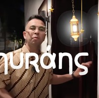 Melalui salah satu video di kanal YouTube pribadinya Raffi Ahmad membagikan momen saat dirinya berkunjung ke rumah vokalis band NOAH, Ariel. Terlihat dari bagian luar rumah Ariel tampak minimalis dengan dominasi warna putih dan coklat. Foto: YouTube/Rans Entertainment