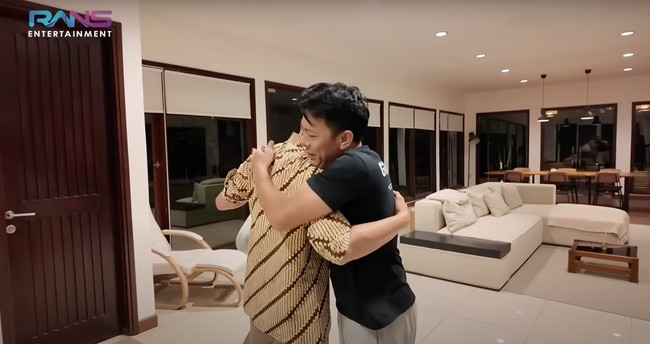 Sama seperti bagian luarnya, bagian dalam rumah Ariel juga masih didominasi dengan warna putih dan coklat. Terlihat rumahnya yang cukup luas dengan banyak jendela-jendela kaca berukuran besar. Foto: YouTube/Rans Entertainment