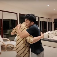 Sama seperti bagian luarnya, bagian dalam rumah Ariel juga masih didominasi dengan warna putih dan coklat. Terlihat rumahnya yang cukup luas dengan banyak jendela-jendela kaca berukuran besar. Foto: YouTube/Rans Entertainment