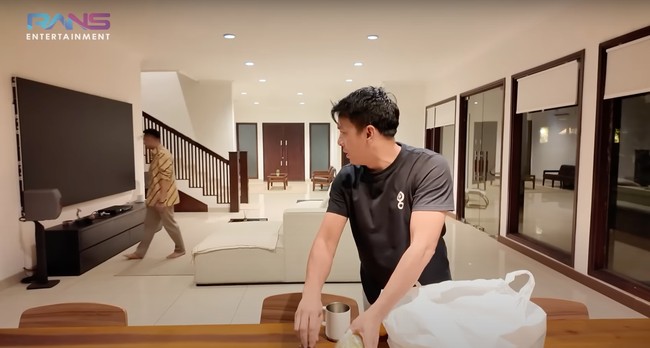 Beragam furniture, seperti sofa dan meja juga tampak berwarna putih dan coklat. Ruang keluarga yang terletak di sebelah meja makan tampak nyaman dengan dilengkapi TV LED yang cukup besar. Foto: YouTube/Rans Entertainment