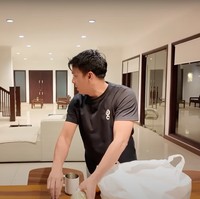 Beragam furniture, seperti sofa dan meja juga tampak berwarna putih dan coklat. Ruang keluarga yang terletak di sebelah meja makan tampak nyaman dengan dilengkapi TV LED yang cukup besar. Foto: YouTube/Rans Entertainment
