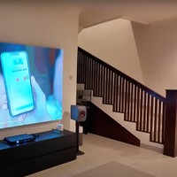 Tak dipenuhi dengan banyak barang, meja di bawah televisinya tampak rapih. Di bagian kiri dan kanan televisi miliknya Ariel juga menambahkan speaker. Foto: YouTube/Rans Entertainment