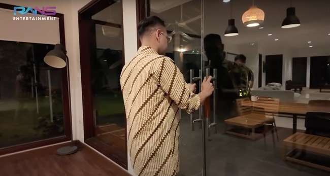 Bagian luar rumah Ariel juga tak kalah luas. Raffi mengatakan jika di bagian outdoor rumah Ariel itu terdapat kolam renang dan tempat untuk bersantai. Foto: YouTube/Rans Entertainment