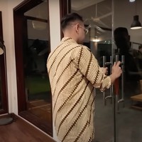Bagian luar rumah Ariel juga tak kalah luas. Raffi mengatakan jika di bagian outdoor rumah Ariel itu terdapat kolam renang dan tempat untuk bersantai. Foto: YouTube/Rans Entertainment