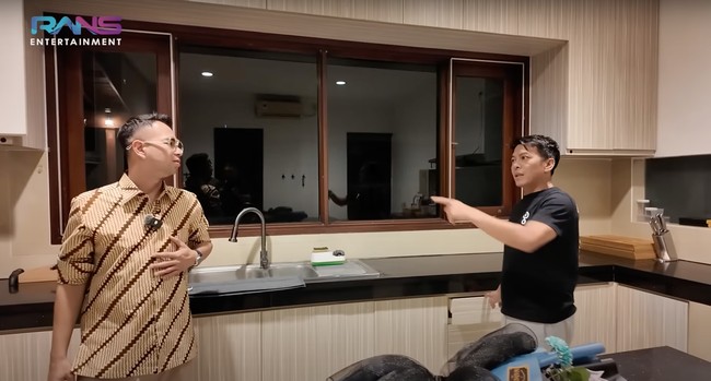 Dapur di rumah Ariel itu juga terlihat kosong dengan hanya sedikit barang-barang. Menurut Raffi, rumah sahabatnya itu kurang sentuhan wanita, karena Ariel hanya tinggal sendirian di sana. Foto: YouTube/Rans Entertainment