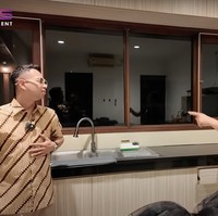 Dapur di rumah Ariel itu juga terlihat kosong dengan hanya sedikit barang-barang. Menurut Raffi, rumah sahabatnya itu kurang sentuhan wanita, karena Ariel hanya tinggal sendirian di sana. Foto: YouTube/Rans Entertainment