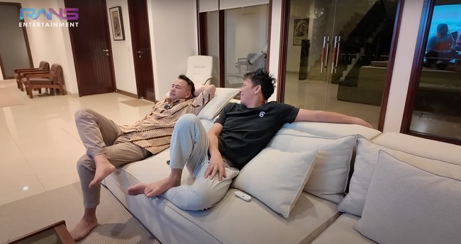 Walaupun hanya tinggal sendirian di rumah tersebut namun Ariel mengaku merasa nyaman dengan hal itu. Gue tenang, nggak ada yang ganggu, ucap pria 43 tahun itu. Foto: YouTube/Rans Entertainment