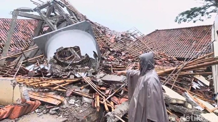 Rumah dan masjid hancur di Desa Cisarua, Tegalwaru, Purwakarta, gegara pergerakan tanah.
