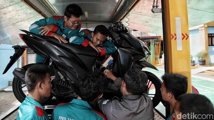 Saat Siswa Istimewa Ikut Pelatihan Kerja Servis Sepeda Motor 10 pelajar Sekolah Luar Biasa Negeri 9 Jakarta mengikuti pelatihan kerja. Mereka dilatih perawatan dan servis ringan sepeda motor.