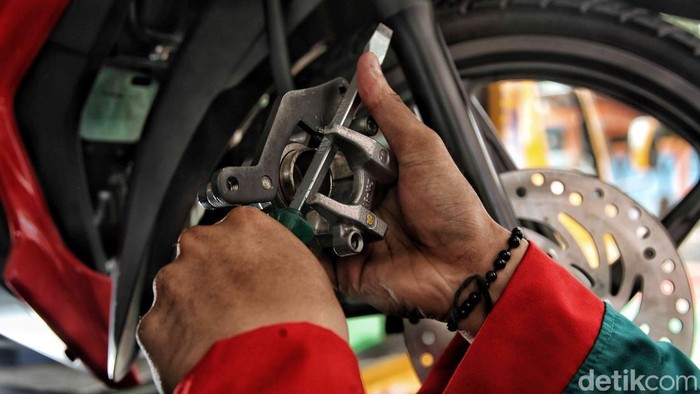 10 pelajar Sekolah Luar Biasa Negeri 9 Jakarta mengikuti pelatihan kerja. Mereka dilatih perawatan dan servis ringan sepeda motor.