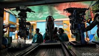 Para pelajar tersebut mendapatkan bekal keahlian melalui pemberian materi teori dan praktik servis ringan sepeda motor yang meliputi perbaikan mesin, kelistrikan, hingga perawatan.