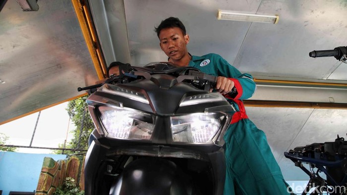 10 pelajar Sekolah Luar Biasa Negeri 9 Jakarta mengikuti pelatihan kerja. Mereka dilatih perawatan dan servis ringan sepeda motor.