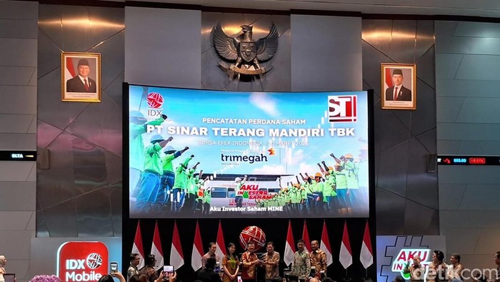 Perusahaan kontraktor pertambangan nikel PT Sinar Terang Mandiri Tbk (MINE) resmi mencatatkan saham perdana atau initial public offering (IPO) di PT Bursa Efek Indonesia (BEI) pada Senin (10/3/2025). Perusahaan ini menjadi emiten ke-9 yang terdaftar dalam perdagangan pasar modal di 2025.