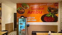 Area makan di tempat cukup nyaman. Harganya juga terjangkau, nasi dengan lauk mulai dari Rp 18 ribu. Foto: Andi Annisa DR/detikfood