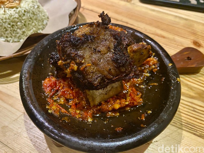 Sambal Ambu Gurih Meresap! Iga Bakar Sambal Bawang Pakai Nasi Daun Jeruk