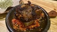 Ini dia menu favorit di sini, nasi iga sapi bakar seharga Rp 59.500. Kami memadukannya dengan sambal bawang yang nikmat. Foto: Andi Annisa DR/detikfood