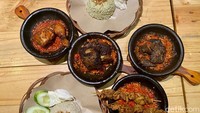 Sambal Ambu memberikan sambal dalam jumlah royal untuk tiap pesanan lauk di sini. Dijamin puaskan selera pencinta pedas! Foto: Andi Annisa DR/detikfood