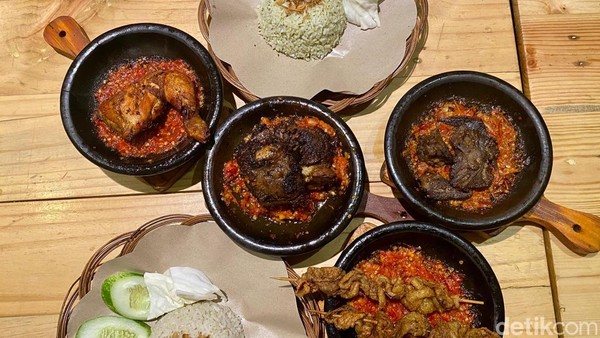 Maknyus! Iga Bakar Sambal Bawang dan Lidah Sapi Kecombrang di Blok A