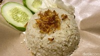 Kalau ini, nasi kencur yang harum nikmat. Tekstur nasinya terasa lebih pulen dibanding nasi jeruk. Foto: Andi Annisa DR/detikfood