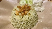 Agar lebih nikmat, coba pesan Nasi Jeruk (Rp 3.000). Warnanya kehijauan dan aromanya wangi karena dicampur tumbukan halus daun jeruk. Foto: Andi Annisa DR/detikfood