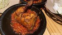 Doyan ayam goreng? Kamu bisa pesan Nasi + Paha Ayam (Rp 35.000). Ayam gorengnya tipe yang empuk juicy seperti ayam goreng bacem, bukan yang kering. Enak dimakan pakai sambal tomat. Foto: Andi Annisa DR/detikfood