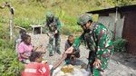 Satgas Yonif 715/Mtl Cek Kesehatan ke Rumah-rumah Warga Papua
