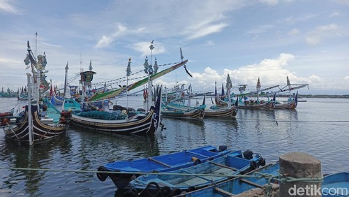Sejumlah kapal nelayan di kolam labuh Pelabuhan Perikanan Nusantara (PPN) Pengambengan, Kecamatan Negara, Jembrana, Bali, Senin (10/3/2025). (Foto: I Putu Adi Budiastrawan/detikBali)
