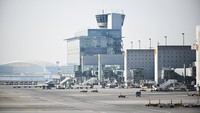 Pemogokan, yang diserukan oleh serikat pekerja Verdi pada hari Jumat, berdampak pada 13 bandara di seluruh negeri, termasuk Munich, Berlin, dan Dusseldorf. Verdi menuntut kenaikan upah sebesar 8%, atau setidaknya kenaikan sebesar 350 euro ($380) per bulan, serta bonus yang lebih tinggi dan waktu istirahat tambahan. REUTERS/Jana Rodenbusch  