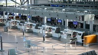 Dari 1.116 penerbangan masuk dan keluar yang direncanakan di Frankfurt pada hari Senin, 1.050 telah dibatalkan dengan jumlah tersebut diperkirakan akan meningkat, kata juru bicara Fraport. REUTERS/Fabian Bimmer  