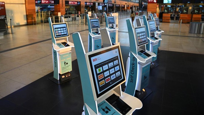 Sepi Sunyi Bandara di Jerman Saat Petugas Mogok Kerja Self-check kiosks stand in a departure terminal during a 24-hour strike at Berlin airport called by the German trade union Verdi over a wage dispute in Berlin, Germany March 10, 2025. REUTERS/Annegret Hilse