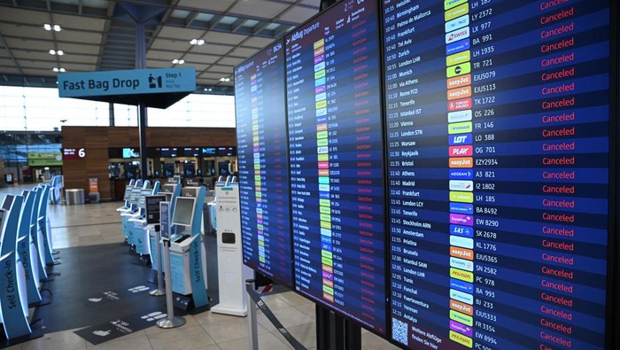 Self-check kiosks stand in a departure terminal during a 24-hour strike at Berlin airport called by the German trade union Verdi over a wage dispute in Berlin, Germany March 10, 2025. REUTERS/Annegret Hilse
