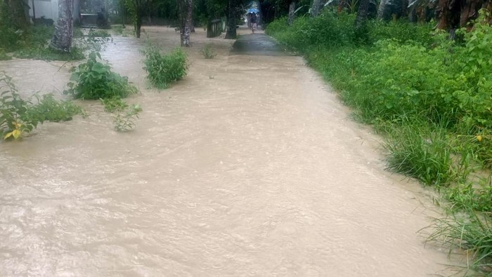 Banjir merendam 32 rumah warga di Seram Bagian Barat, Maluku, usai Sungai Ahu meluap.