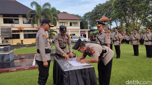 Perwira Polres Tabanan saat mengikuti pelaksanaan kegiatan serah terima jabatan yang dipimpin Kapolres Tabanan AKBP Chandra Citra Kesuma, Senin (10/3/2025).